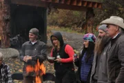 Ein fröhliches Bild von Maciah, Misty, Mollee, Matt und Marty Raney am Lagerfeuer.
