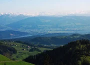 Die Aussicht von der Scheidegg, oberhalb von Wald (ZH) inkl. Zürichsee.