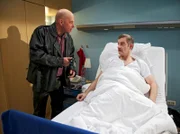 Nach einem Kreislaufzusammenbruch liegt Achim Petersen (Heinrich Schafmeister, rechts) in der Sachsenklinik. Eigentlich ist er zusammen mit seinem ältesten Freund Udo Riedel (Thomas Balou Martin) auf einer Motorradtour. Udo, der selbst wegen eines kleinen Motorradsturzes in der Klinik behandelt wurde, möchte nun die Tour fortsetzen. Er nimmt die Krankheit seines Freundes nicht ernst, sondern unterstellt ihm, er sei über die Jahre zu weich geworden. Achim hingegen findet Udos Festhalten an seiner Born-To-Be-Wild-Philosophie lächerlich.