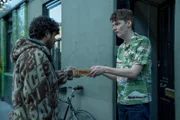 Kash (Bilal Hasna, l.) entschuldigt sich bei seinem Freund Seb (Sam Haygarth, r.) mit einer Tafel Schokolade. Es tut ihm leid, wie er mit Seb umgegangen ist. Seb ist sehr dankbar und glücklich, dass sie jetzt wieder Freunde sind.