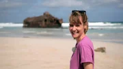 Nina Heins besucht das Schiffswrack der Cabo Santa Maria (Im Hintergrund links). 1968 lief das spanische Frachtschiff Cabo Santa Maria vor der Küste der Kapverden-Insel Boa Vista auf Grund.