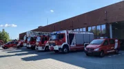 Feuerwehrfahrzeuge parken vor der Garage