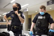 CBP Supervisory Officer Styles (v.l.n.r.) und CBP Officer Axson sehen sich ein Gemini-Gerät an, während sie eine Substanz testen, die im Gepäck eines Passagiers gefunden wurde. (National Geographic)