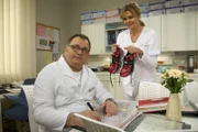 Schwester Yvonne (Maren Gilzer) hat sich neue Jogging-Schuhe gekauft. Pfleger Hans-Peter Brenner (Michael Trischan) ist allerdings wenig angetan - weder von diesem Sport, noch von der Farbe der Schuhe. Als Schwester Yvonne ihm mitteilt, dass auch er ein bisschen Bewegung vertragen könnte, versichert Hans-Peter ihr, dass er sich wohl fühle, genauso wie er ist.
