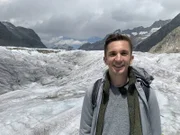 Noch ist der Eis-Riese sehr imposant! "PUR+"- Moderator Eric Mayer auf dem größten Gletscher Europas, dem Schweizer Aletschgletscher.