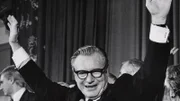 Nelson Rockefeller  Die Verwendung des sendungsbezogenen Materials ist nur mit dem Hinweis und Verlinkung auf RTL+ gestattet.