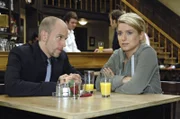 Gerrit (Lars Löllmann, l.) stellt Anna (Jeanette Biedermann, r.) vor eine Entscheidung.