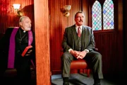 Erzbischof Kevin Kearns (Stacy Keach, l.); Frank Reagan (Tom Selleck, r.)
