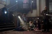 Die Lerngruppe (v.l.n.r.: Joel McHale, Donald Glover, Danny Pudi, Yvette Nicole Brown, Gillian Jacobs, Alison Brie, Chevy Chase) sortiert gemeinsam einen Haufen verloren geglaubter Erinnerungsstücke, doch dabei ergeben sich verbale Schlammschlachten mit Schuldzuweisungen und Rückblenden in gemeinschaftliche Horrorerlebnisse ...