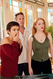 L-R: Alyssia Milano als Phoebe Halliwell, Brian Krause als Leo Wyatt, Rose McGowan als Paige Matthews