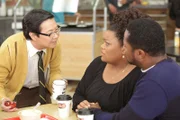 Die beiden potenziellen Väter Andre (Malcolm-Jamal Warner , r.) und Chang (Ken Jeong, l.) kommen sich beim Kampf um Shirleys (Yvette Nicole Brown, M.) Aufmerksamkeit ständig ins Gehege ...