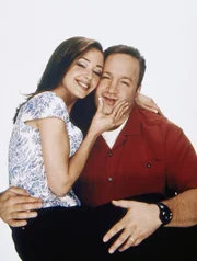 L-R: Carrie Heffernan (Leah Remini), Doug Heffernan (Kevin James)