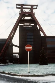 Schicht im Schacht: als letzte Essener Zeche machte Zollverein im Dezember den Deckel auf den Pütt. (Archivfoto: Der Förderturm der Zeche "Zollverein" der Ruhrkohle in Essen mit Weihnachtsbaum am 23.12.1986. Die letzte Schicht wurde auf der Ruhrkohle-Anlage "Zollverein in Essen gefahren. Der Förderturm bleibt als Industriedenkmal erhalten. Die Schachtanlage wurde 1848 errichtet.)
