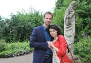 Leonard (Christian Feist, l.) schafft es nicht, Paulines (Liza Tzschirner, r.) Zweifel gegenüber Patrizia zu zerstreuen.