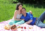 Bei einem romantischen Picknick erzählt Pauline (Liza Tzschirner, l.) Leonard (Christian Feist, r.) die Liebesgeschichte ihrer Großeltern.