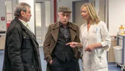 Oberschwester Nora (Therese Hämer, r.) entschuldigt sich für den Fehlalarm - doch  Günter (Wolfgang Winkler, l.) und Edwin (Tilo Prückner) bestehen darauf, mit der Schwester des verstorbenen Patienten zu sprechen.