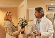 Zu Michaels (Erich Altenkopf, r.) Verwunderung hält sich Coco (Mirjam Heimann, l.) tatsächlich an ihre Abmachung und bringt ihm frische Blumen.