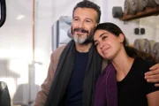 Esma (Özge Delioglan) lässt sich von Ferhat (Mehmet Kucak) auf den Boden der Tatsachen zurückbringen.