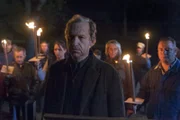 Lothar Seidel (Peter Heinrich Brix, vorne) ist der Anführer des dörfischen Mobs, der es sich zur Aufgabe gemacht hat, Wolf zu schikanieren. Im Hintergrund: unbekannte Kleindarsteller.