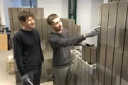 Tibor Bädecker (r) und Robert Rösler (l) beim Aufbau einer Wand mit Sembla-Bausteinen.