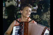 Die Jüdin Ruth Elias kam schwanger nach Ausschwitz und in die furchtbare Obhut des KZ-Arztes Josef Mengele. Später versuchte sie, mit Musik und Gesang der schrecklichen Wirklichkeit zu trotzen.