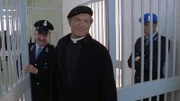 Don Matteo (Terence Hill) besucht die Insassen eines Gefängnisses.