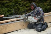 Oliver Johnson fräst Holz für den Anbau seines Floßhauses.