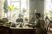 Herzogin Ludovika (Julia Stemberger) regt sich beim Frühstück über ein Portrait ihres Gatten Max auf.
