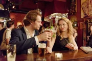 Tom (Frank Maier) und Anna (Diana Staehly) geben sich auf einem Klassentreffen mit alten Freunden als Ärzte aus.