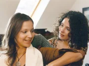 Tina (Tanja Fornaro) bemerkt, dass ihre querschnittsgelähmte Schwester Anna (Inka Victoria Barel) sich irgendwie verändert hat. Anna muss zugeben, dass sie sich verliebt hat.