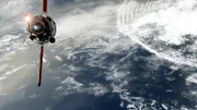Hunderte von Satelliten umkreisen unsere Erde mit über 28 000 Kilometern pro Stunde.
