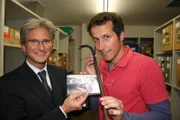 Willi mit Oberstaatsanwalt Anton Winkler in der Asservatenkammer München.