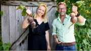 Zora Klipp, Köchin, und Ole Beeker, Gärtner, mit einem Teil der Gartenausbeute für die heutige Sendung: Bunte Beete.