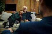Nach 50 Jahren glücklicher Beziehung: Althippie-Paar Jutta (Angela Winkler) und Bernd (Günther Maria Halmer, Mitte) bei Paartherapeut Klaus Kranitz (Jan Georg Schütte, re.).