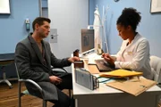 Imani (Féréba Koné) bereut, Tom so ungerecht angefahren zu haben. Links Deniz (Igor Dolgatschew)