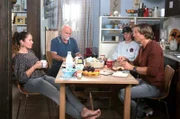 Tina (Katja Frenzel, l.) strapaziert Bens (Hakim Michael Meziani, r.) Fürsorge so sehr, dass es ihm zu viel wird (mit Ludger Burmann, 2.v.l. und Jean-Luc Caputo, 2.v.r.).