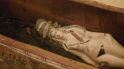 Die Kulturen beeinflussen sich - eine griechische Terrakotta-Statue liegt nach ägyptischem Brauch als Grabbeigaben im Sarg.