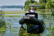 Ermittlungen in der "Liebesbucht": Paul Schott (Tim Wilde, l.) und Nele Fehrenbach (Floriane Daniel, r.) auf der Bodan 2.
