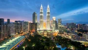 Die 452 Meter hohen Petronas Towers sind Wahrzeichen der malaysischen Hauptstadt Kuala Lumpur.