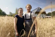 Die Jungbauern Adrian Lützow und Sarah Tirjer leben und arbeiten auf dem Mathislehof.