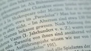 Was hat unser Sonnensystem mit Bauernkalendern und Organizern zu tun? Warum konnten Julius Cäsar und Papst Gregor XIII. bedeutende Kalenderreformen durchsetzen, nicht aber die Französische Revolution? Bei einem Streifzug durch die Geschichte des Kalenders geht es um solche Fragen, aber auch um viele andere interessante Aspekte unseres nur scheinbar so selbstverständlichen Umgangs mit der Zeit. Im Bild: ein Buch.