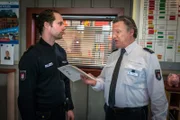 Haller (Hannes Hellmann, r.) ist unzufrieden, weil Mattes (Matthias Schloo, l.) mit seinen Berichten nicht nachkommt.