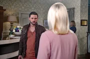 David (Arne Rudolf, l.) wird durch Amelies (Lara-Isabelle Rentinck, r.) doppelgesichtiges Spiel so provoziert, dass er sich kaum noch beherrschen kann.