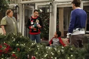 Da Louis (Edan Alexander, 2.v.r.) nicht an den Weihnachtsmann glaubt, wollen Walden (Ashton Kutcher, r.) und Alan (Jon Cryer, 2.v.l.) ihn davon überzeugen, dass es ihn gibt. Gemeinsam mit Berta (Conchata Ferrell, l.) engagieren sie einen Weihnachtsmanndarsteller ...
