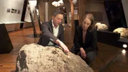 Dr. Sibylle Anderl (rechts) trifft Museumsleiter Prof. Dr. Stefan Hölzl im RiesKraterMuseum in Nördlingen.