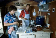 Peter Lustig beim Marmeladekochen.