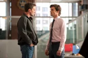 Peter (Tim DeKay, li.) erzählt Neal (Matt Bomer), dass er von der Unschuld Franklins überzeugt ist und nicht zulassen will, dass die verhassten Marshalls seinen ehemaligen Kollegen in die Finger bekommen.