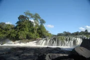 Die gefährlichen Stufen des Wasserfalls "Rewa"
