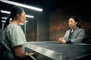 Als Eve (Sandra Oh, r.) klar wird, dass gewöhnliche Verhörmethoden bei einer professionellen Killerin wie dem "Geist" (Jung Sun den Hollander, l.) sinnlos sind, hat sie eine Idee.