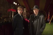 Fred Thursday (Roger Allam, r.) versucht sein Bestes, um Endeavour Morse (Shauen Evans, l.) wieder in den Polizeidienst zurückzuholen.